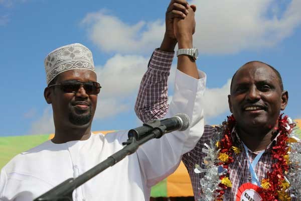 Mandera Governor Ali Roba (left) and Marsabit’s Ukur Yatani during a harambee in Moyale on October 9, 2016. The leaders urged communities living along the Kenya-Ethiopia border ton co-exist peacefully. PHOTO | LUCAS BARASA | NATION MEDIA GROUP